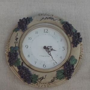 Il Tempo di Vino" Quartz Wall Clock with a Wine Grape Design